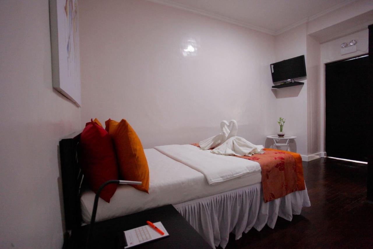 Halfway House Hostel Mactan Cebu Airport Lapu-Lapu City Exteriör bild