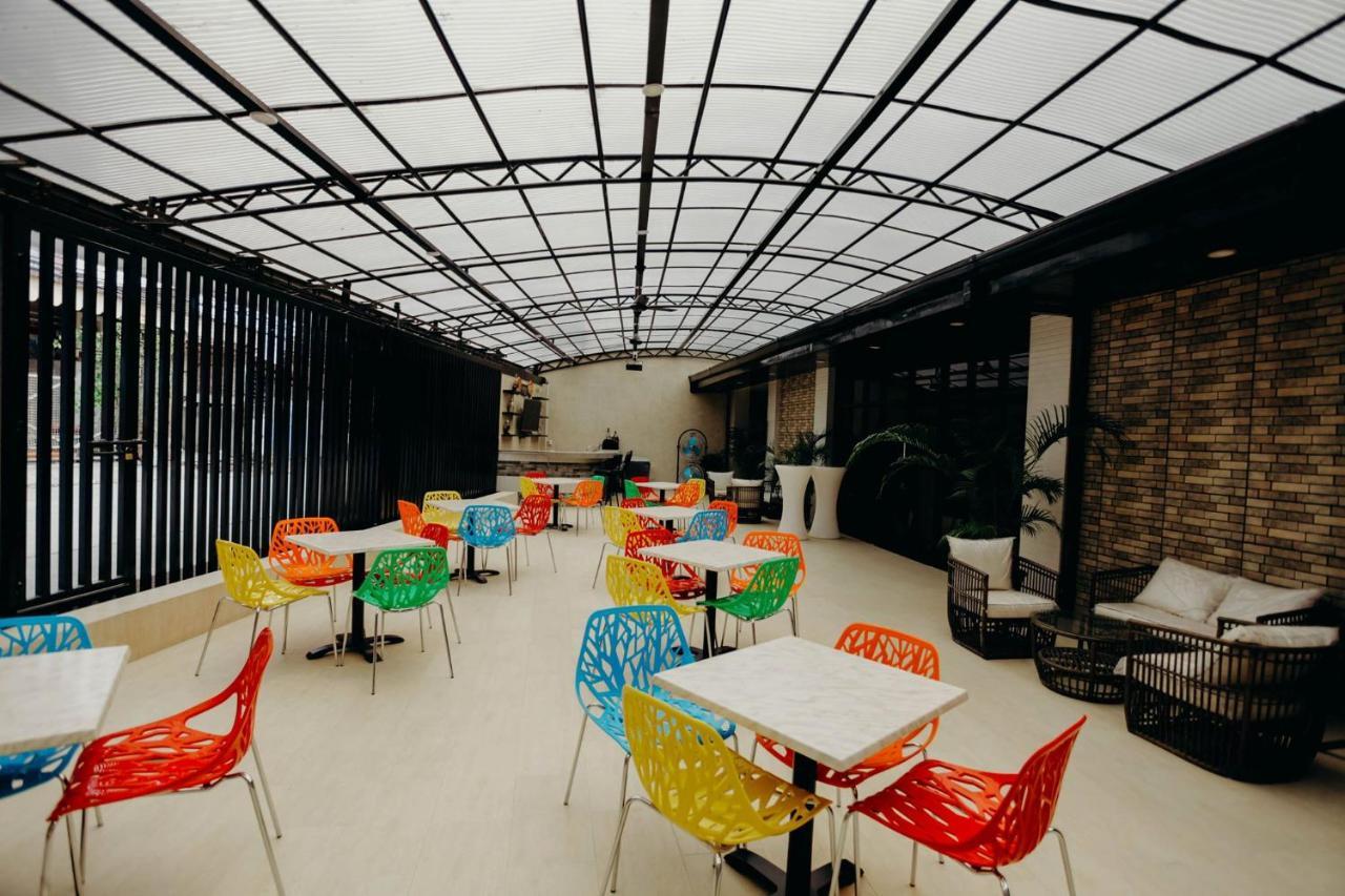 Halfway House Hostel Mactan Cebu Airport Lapu-Lapu City Exteriör bild